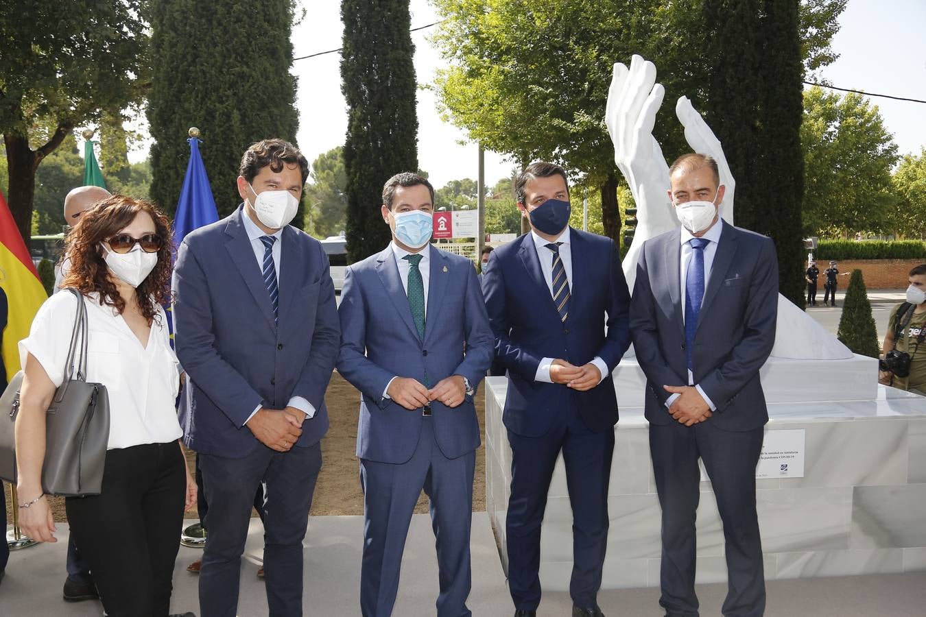 En imágenes, la inauguración en Córdoba de la escultura en honor a los sanitarios