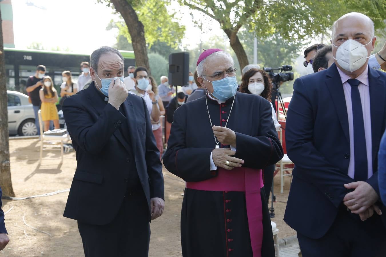 En imágenes, la inauguración en Córdoba de la escultura en honor a los sanitarios