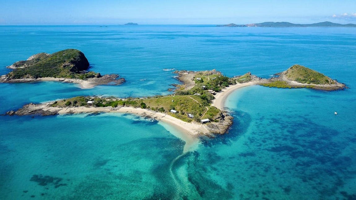 Un paraíso para mantener la distancia social. La pandemia del Coronavirus está haciendo que magnates y millonarios se replanteen sus vacaciones de una manera en la que puedan mantener tranquilamente la distancia social, de ahí que la venta de islas privadas y demás complejos hoteleros esté en pleno auge. Aunque todas suelen estar situadas en enclaves paradisíacos, no hay duda de que algunas son verdaderas joyas de la naturaleza, como Pumpkin Island, una de las más cotizadas de Australia.