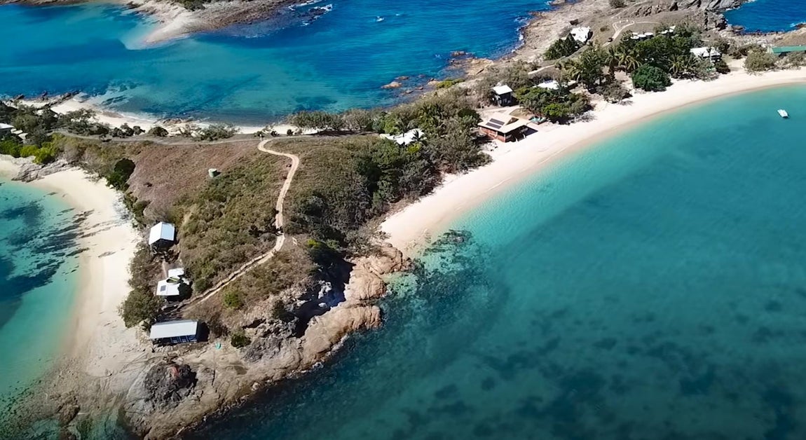 Situada en la Barrera de Coral. Situada a 14 kilómetros de la costa Queensland, en la Barrera de Coral, se encuentra este pequeño paraíso de 3 hectáreas cuyo precio ronda los 17 millones de dólares.