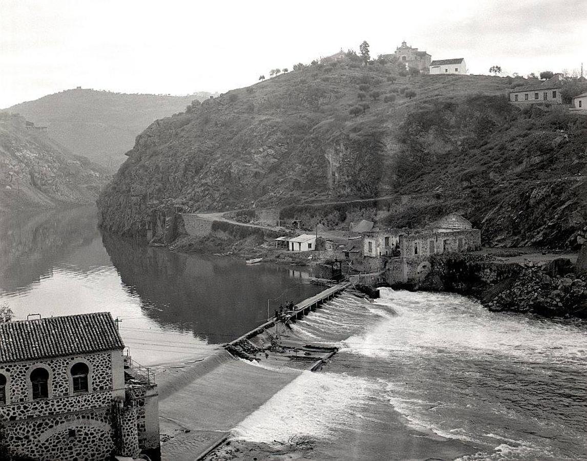 Reparación de la presa de San Martín en noviembre de 1962. Imagen captada por el fotógrafo sueco Ake Astrand. Archivo Municipal de Toledo. 