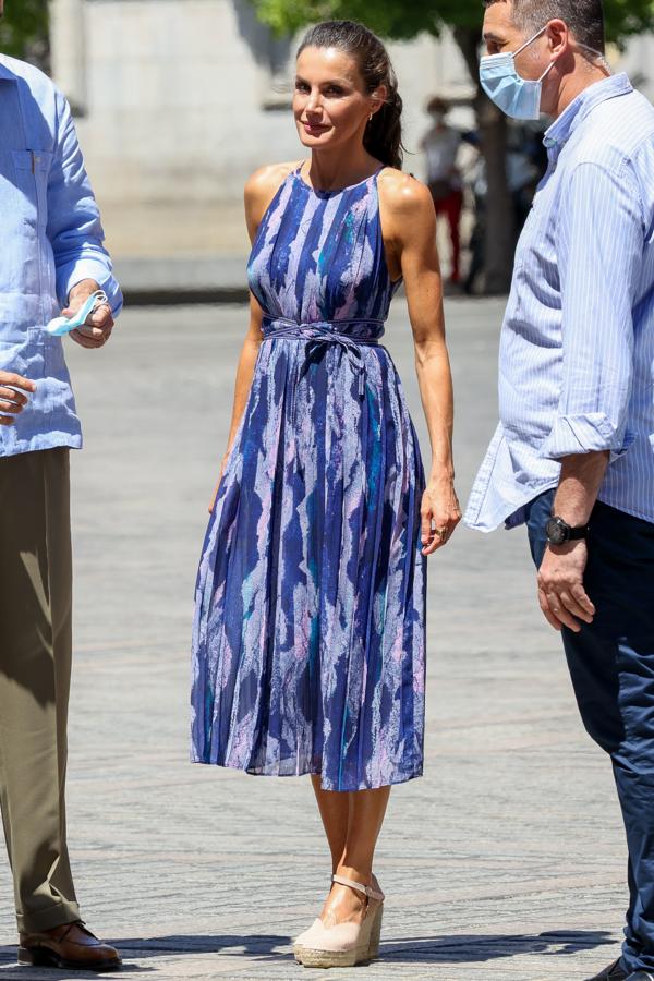 Andalucía. Felipe VI y doña Letizia continuaron la gira en la capital hispalense acompañados por el presidente de la Junta de Andalucía, Juanma Moreno. Doña Letizia volvió a estrenar vestido, en esta ocasión de la mano de Adolfo Domínguez. Un elegante traje midi con print en tonos azules (de 224 euros, aunque en rebajas se ha vendido por 99). La Reina volvía a postar por las alpargatas, ahora rosas y de de Macarena Shoes (65 euros).