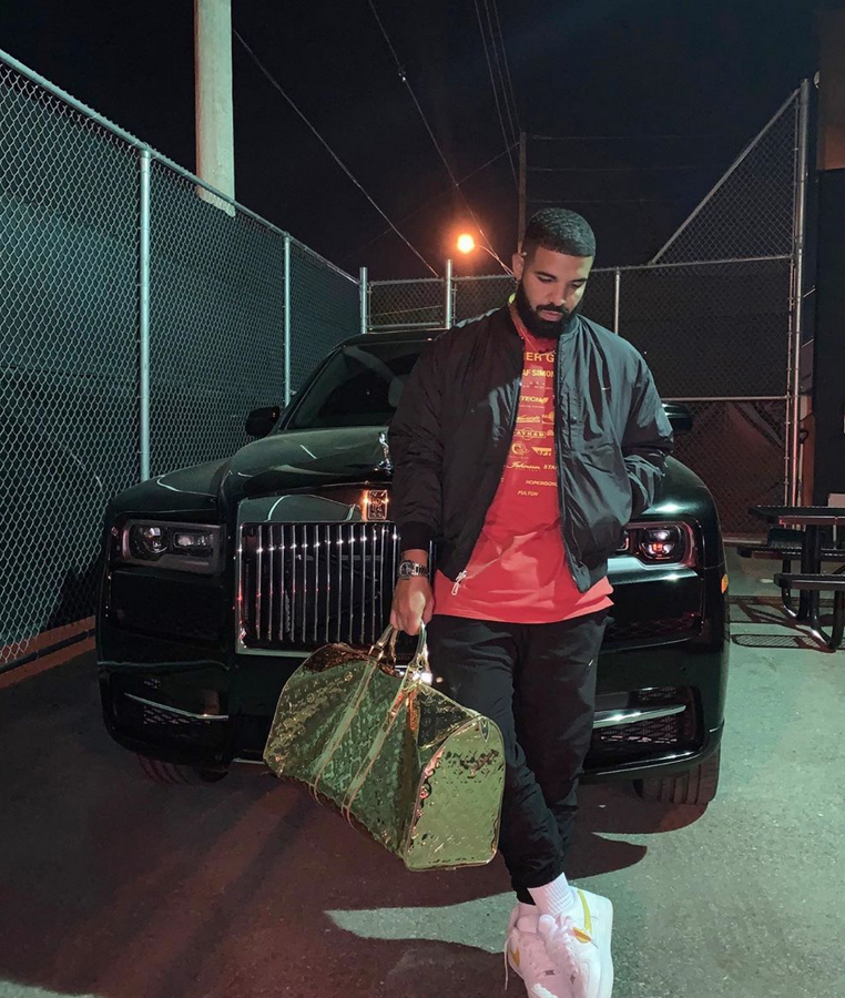Drake. El artista recurrió a la empresa Mansory para mejorar, aún más si cabe, su Rolls Royce Phantom. Esta modificación incluye luces LED y un esquema de pintura en dos tonos, crema y negro. Además, ha cambiado el famoso emblema de la firma por una lechuza hecha de oro macizo decorada con pequeños diamantes.