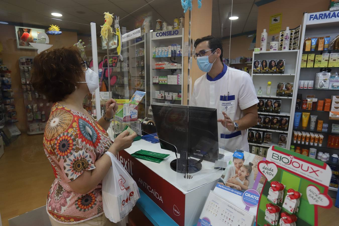 El reparto de mascarillas gratis en Córdoba, en imágenes