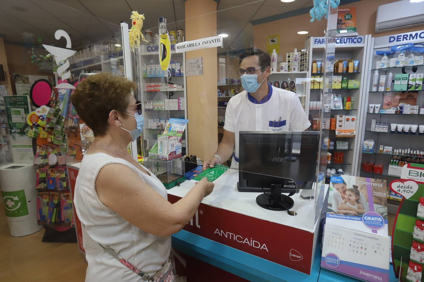 El reparto de mascarillas gratis en Córdoba, en imágenes