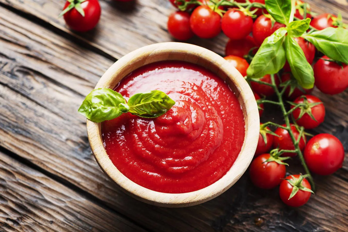 Salsa de tomate. Si optamos por preparar el tomate en casa, podemos controlar la cantidad de azúcar que lleva la salsa. En caso de comprarlo ya preparado, es importante saber que sí que contiene azúcar, una cantidad que se añade para contrarrestar la acidez del propio tomate.