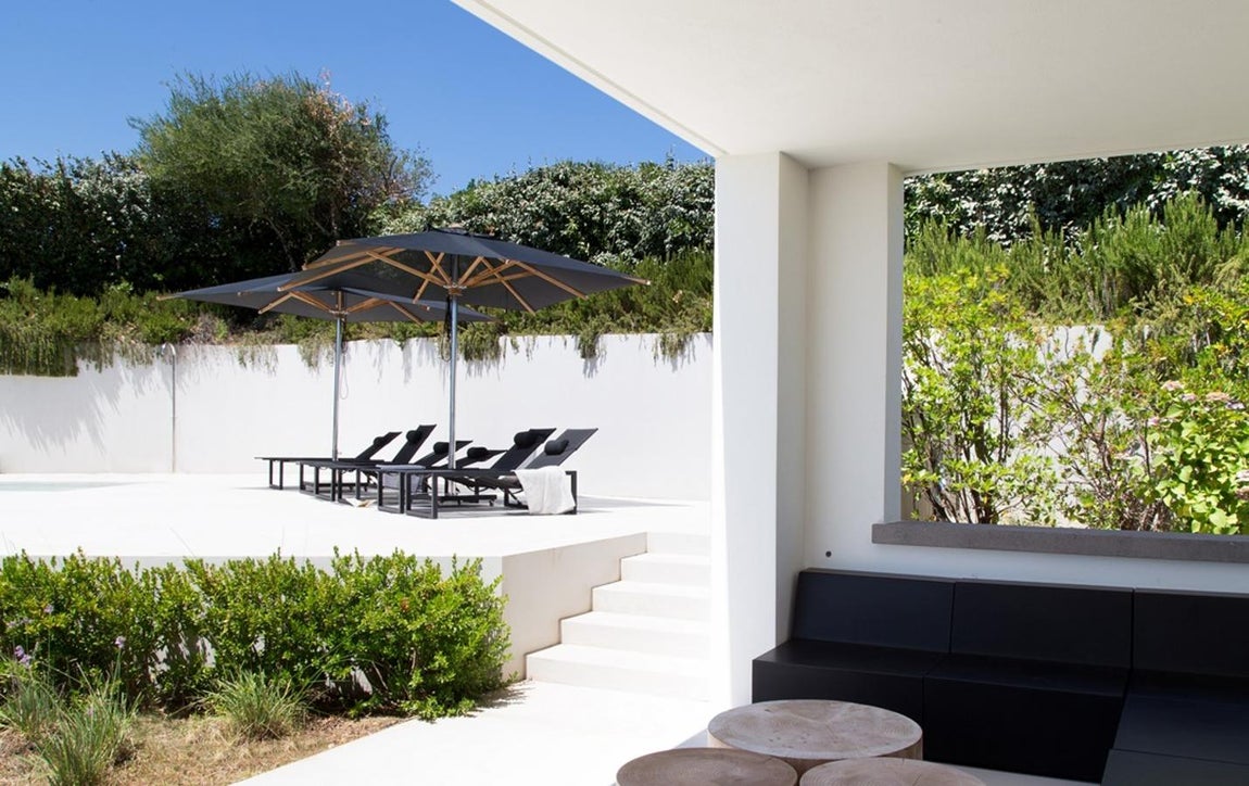 A la venta por 8 millones de euros. La residencia se encuentra a la venta por un precio de casi 8 millones de euros y en el caso del alquiler, los costes ascienden a 10.000 euros la semana. Bajo una arquitectura minimalista con tintes retro, posee todo tipo de comodidades para toda la familia que van desde un gimnasio completo a Spa y zona chillo out.