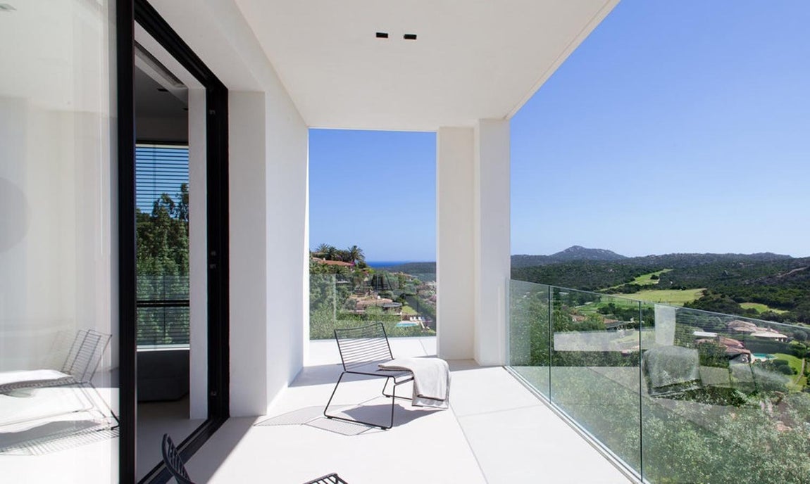 Posición estratégica. Uno de sus puntos fuertes es la privacidad que ofrece gracias a su situación estratégica, no faltan tampoco las terrazas en los dormitorios así como los rincones con encanto.