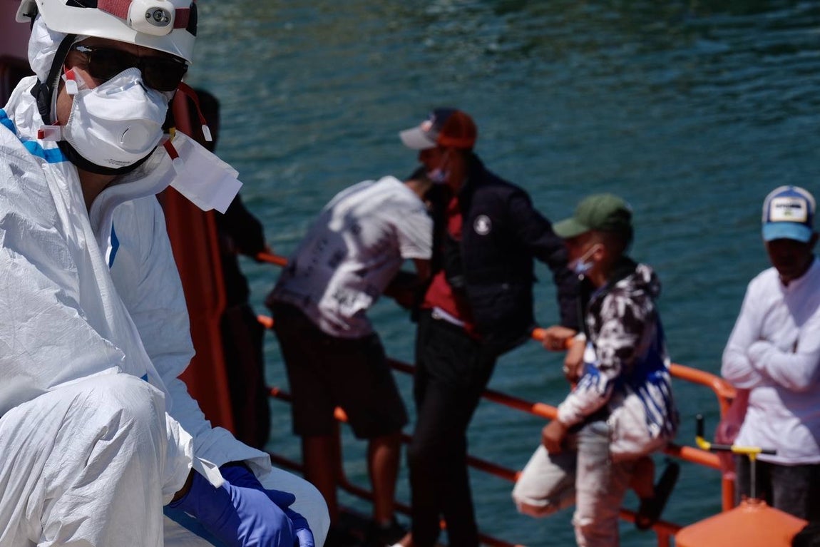 FOTOS: Remolcan una patera a Puerto América, en Cádiz