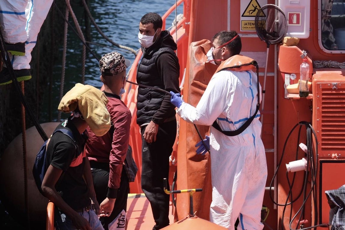 FOTOS: Remolcan una patera a Puerto América, en Cádiz