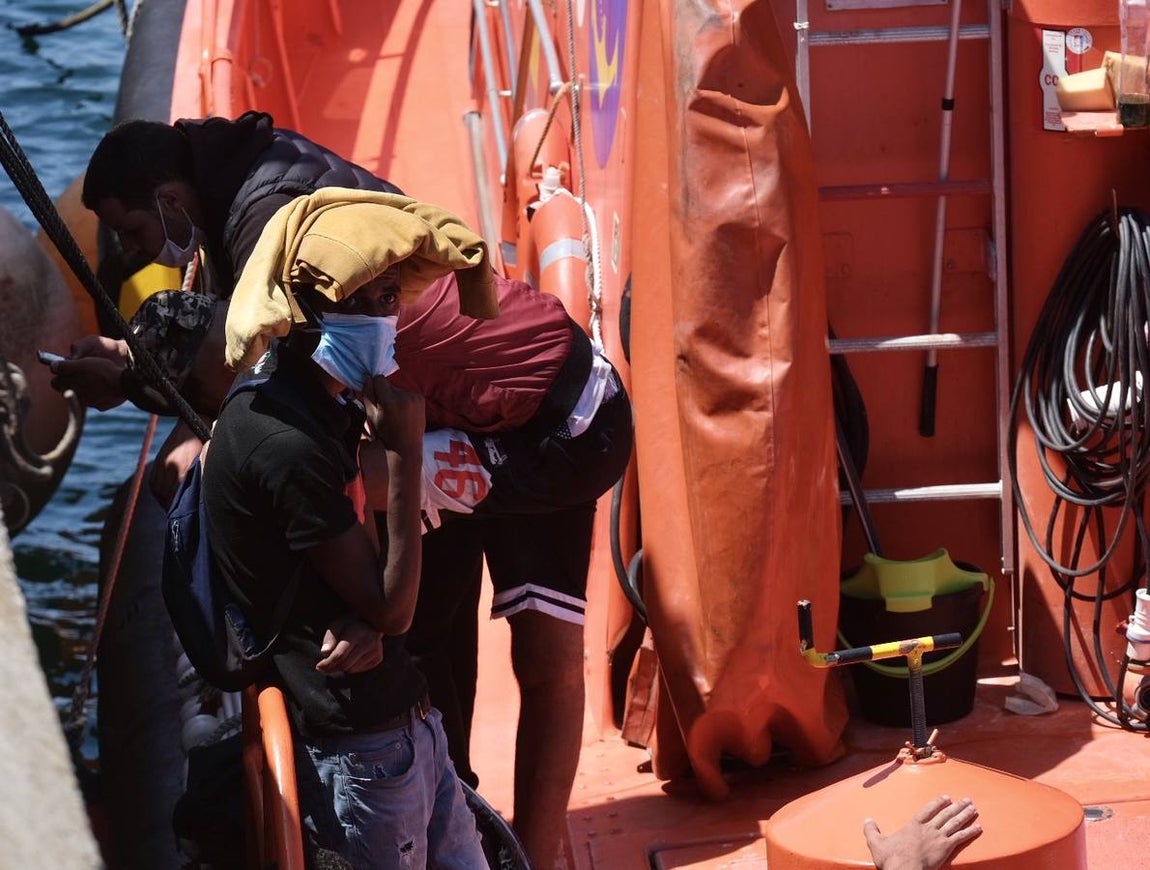 FOTOS: Remolcan una patera a Puerto América, en Cádiz