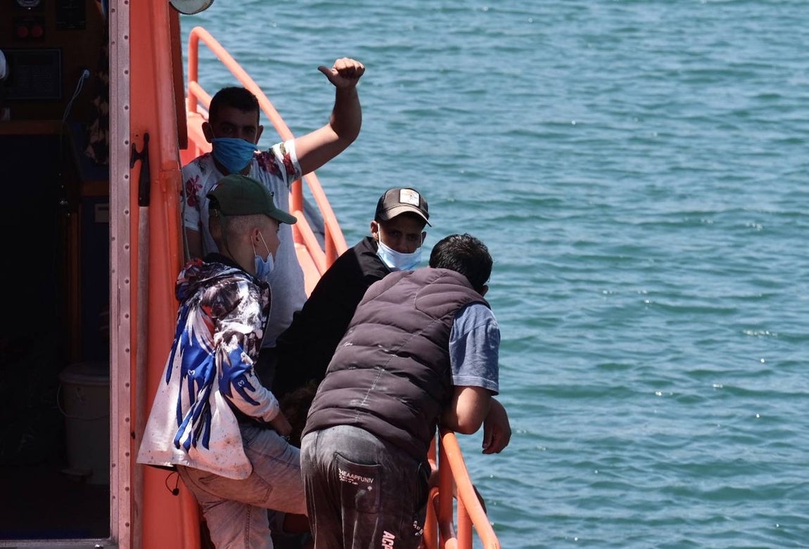 FOTOS: Remolcan una patera a Puerto América, en Cádiz