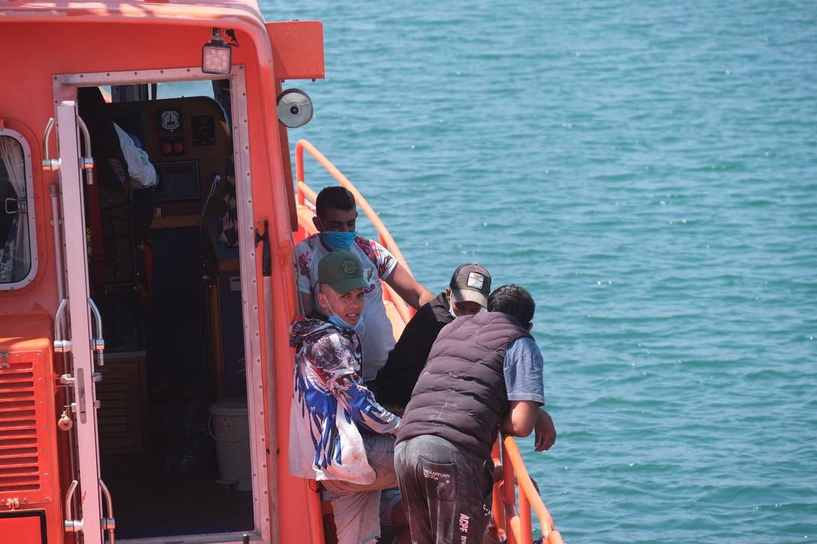 FOTOS: Remolcan una patera a Puerto América, en Cádiz