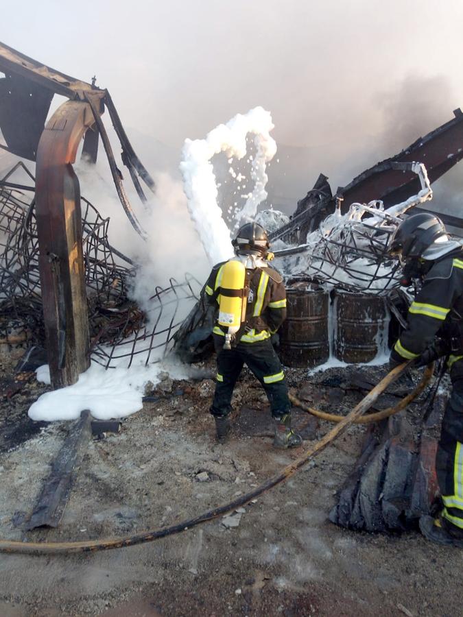 Los bomberos sofocan los puntos calientes. 