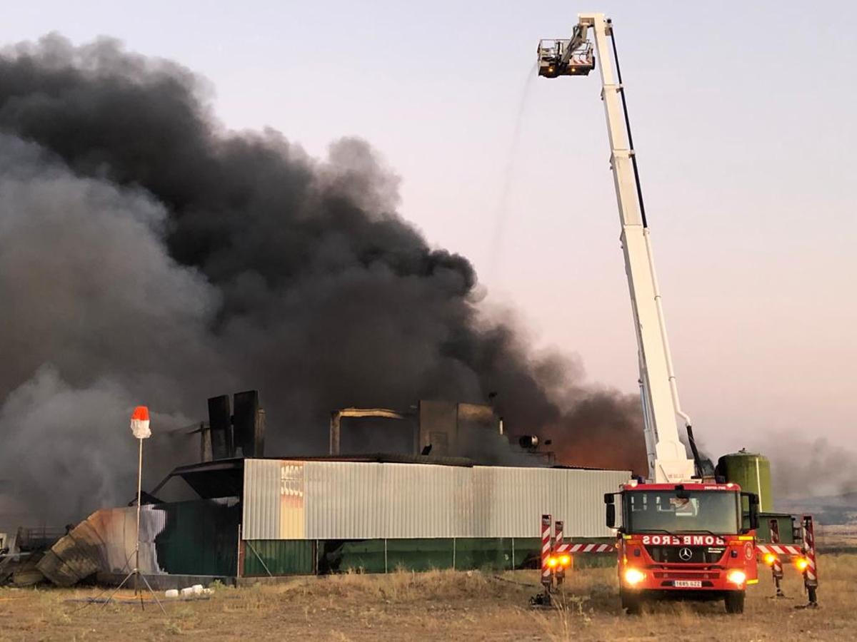 El incendio provocó una densa humareda. 