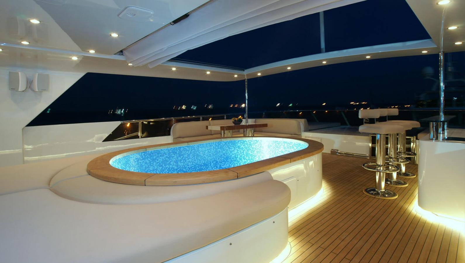 Tatiana. Diseñado por Bilgin Yachts, el súper yate Tatiana es uno de los más grandes que se pueden alquilar en España. De líneas fluidas y elegantes, esta embarcación tiene capacidad para 12 personas. Dispone de jacuzzi, sala de cine, equipos de alta gama para practicar ejercicios y una larga lista de detalles que harán de la estancia de sus invitados un viaje de matrícula. Tatiana se alquila desde los 775.000 euros por semana.