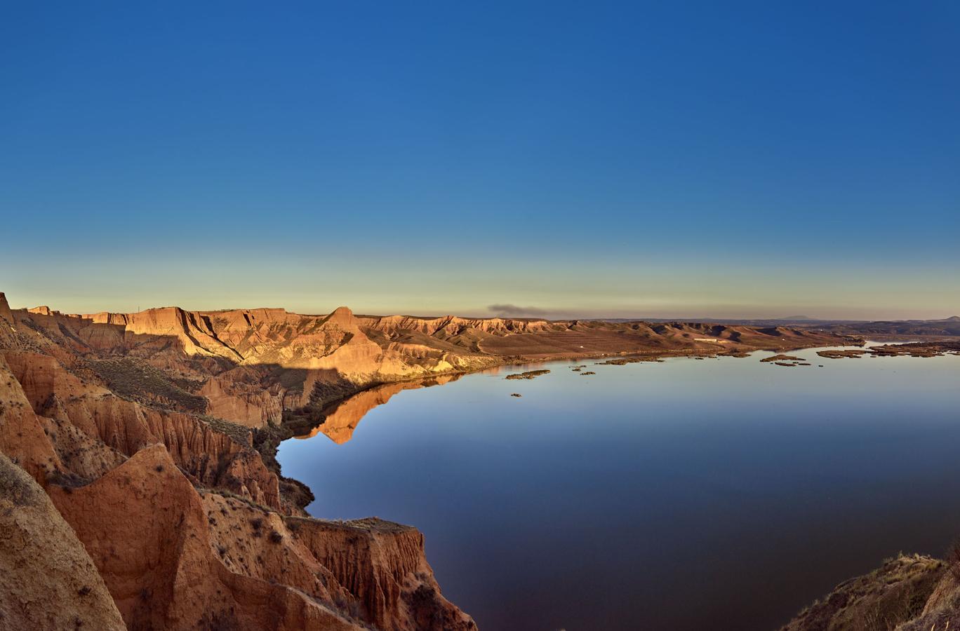 Las Barrancas: el Cañón del Colorado… en Toledo. Las Barrancas se encuentran en los términos municipales de Albarreal de Tajo, Burujón y La Puebla de Montalbán, en la orilla norte del embalse de Castrejón. Son espectaculares cortados arcillosos, formados por la erosión del viento y las aguas del Tajo sobre sedimentos de hace 25 millones de años.