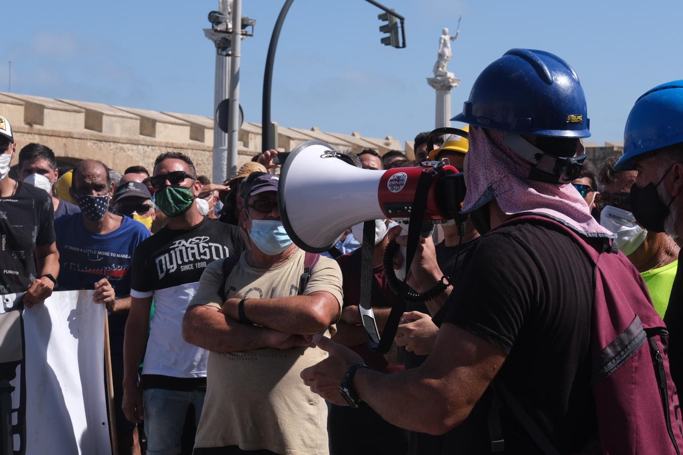 FOTOS: Los Astilleros de la Bahía de Cádiz salen a la calle a pedir auxilio