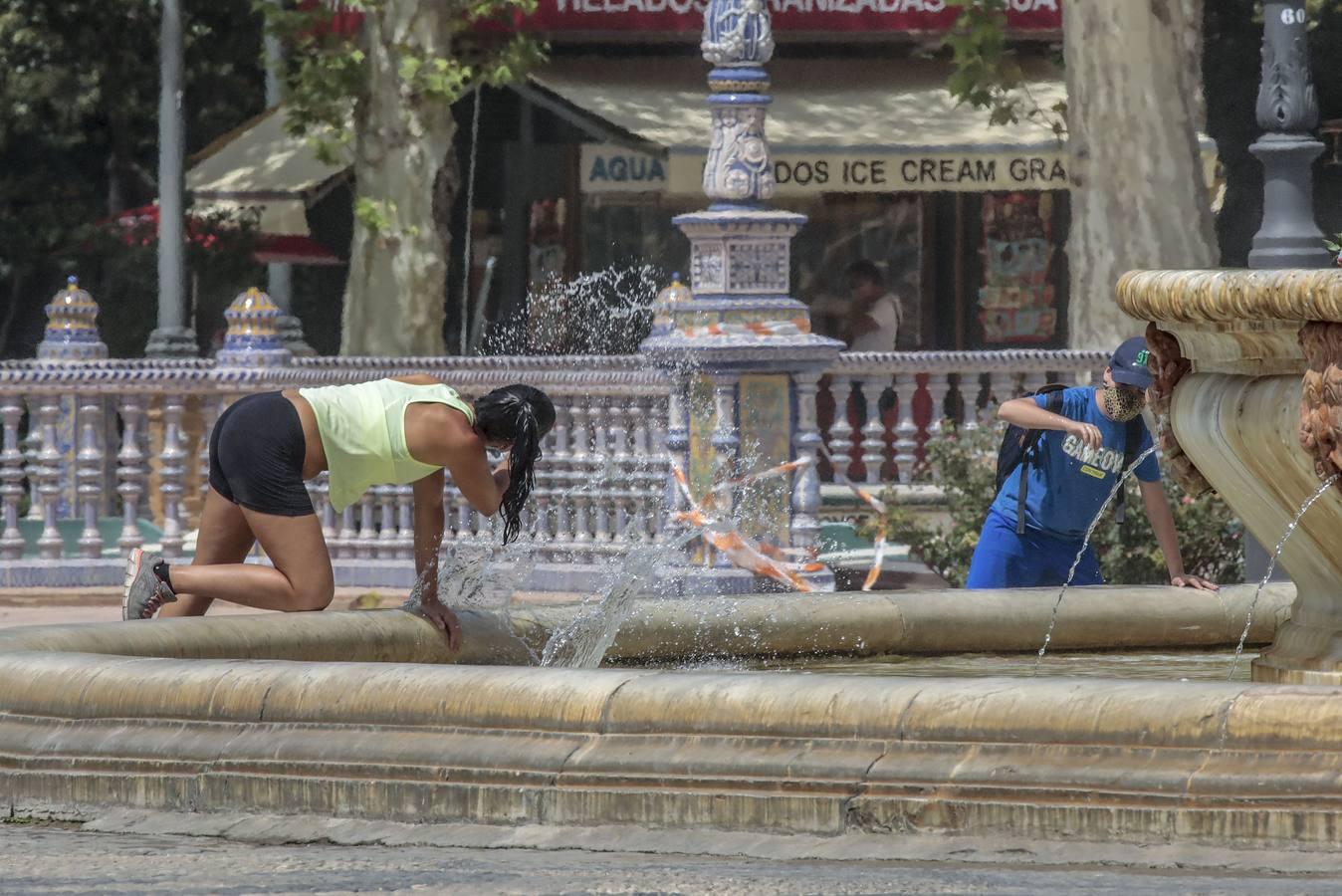 El calor azota las calles de Sevilla