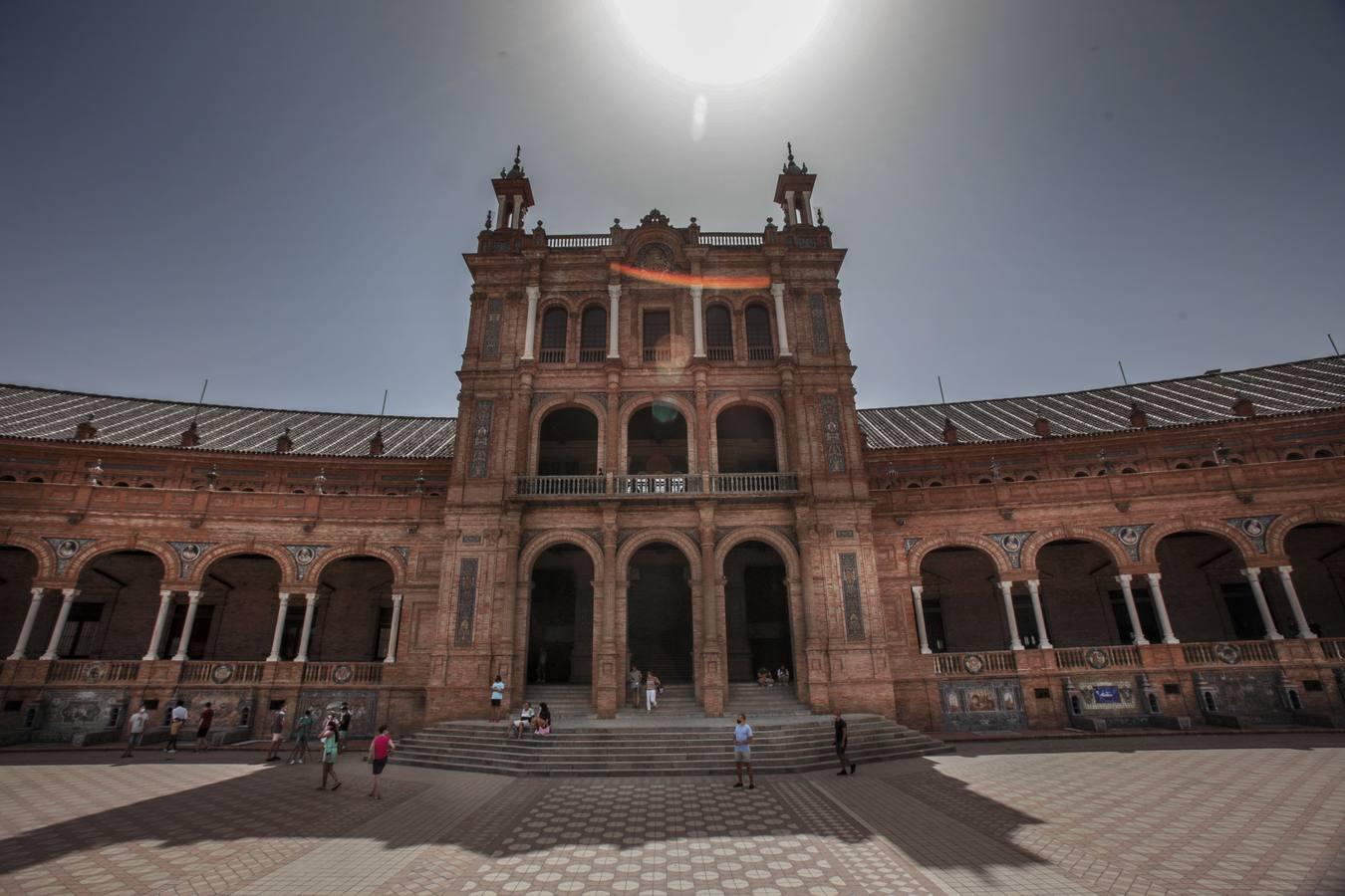 El calor azota las calles de Sevilla