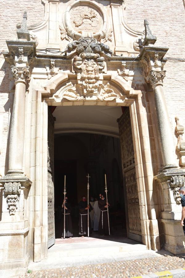 El arzobispo de Toledo abre la Puerta Santa de Guadalupe, en imágenes