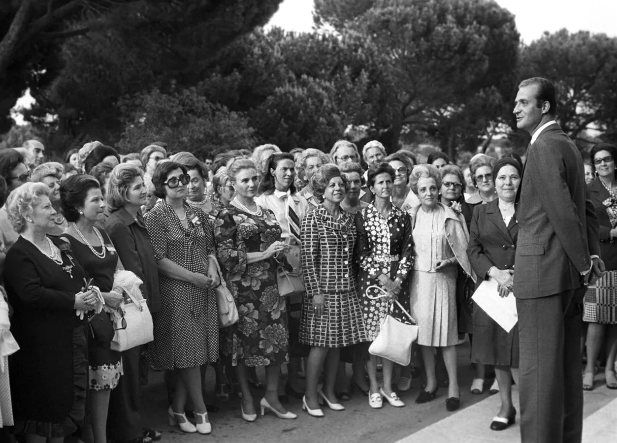 El Rey Don Juan Carlos, por entonces Príncipe, recibe al XXII Congreso de Mujeres Empresarias en 1972, en el Palacio de la Zarzuela. 