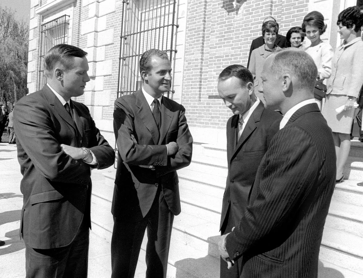 El Rey Don Juan Carlos recibe a varios astronautas, entre ellos Neil Armstrong, en los jardines de la Zarzuela, en 1969. 
