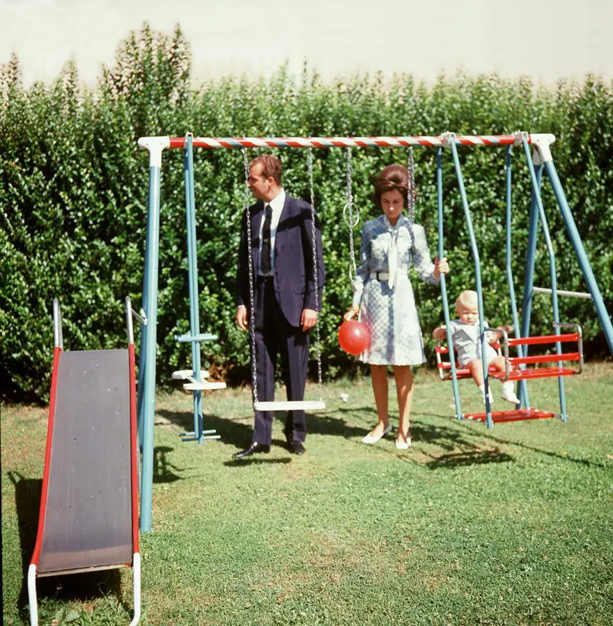 Los Reyes Don Juan Carlos y Doña Sofía posan para los periodistas mientras sus hijos juegan, en unas imágenes tomadas en 1969. 