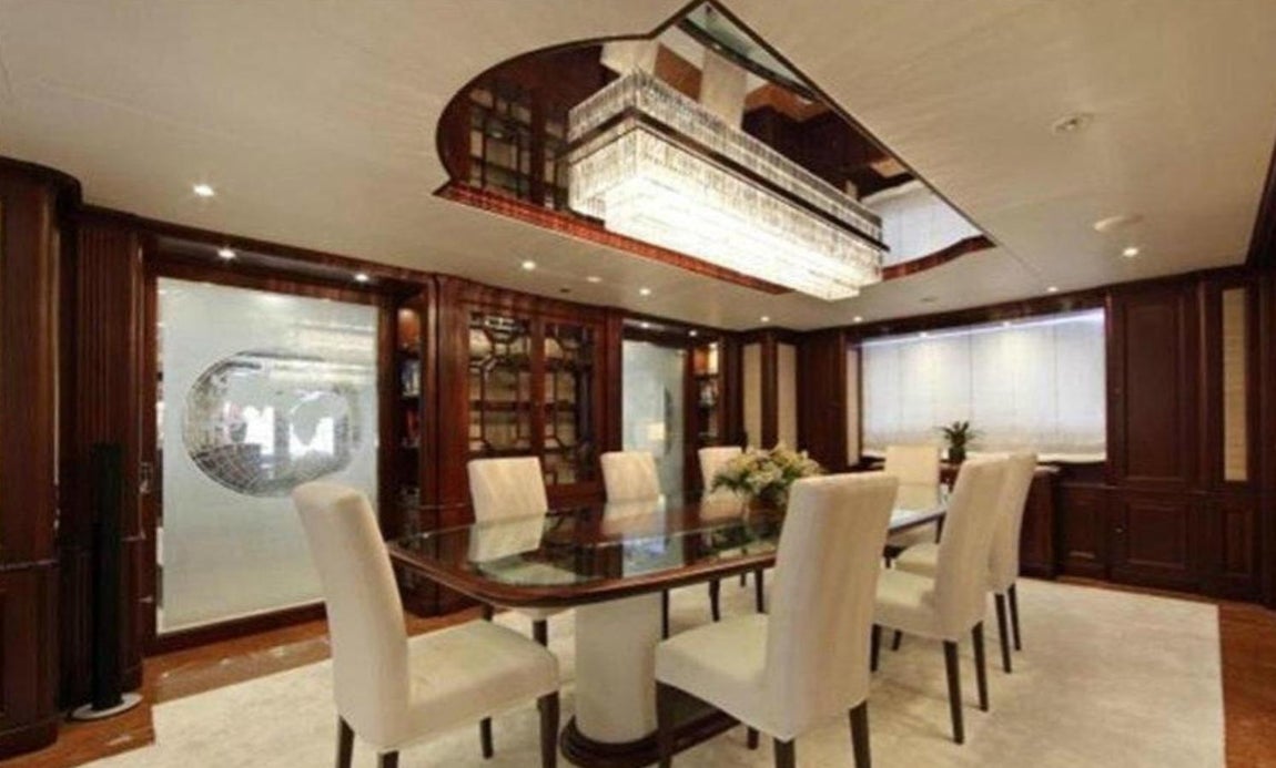 Lujo en estado puro. Cada detalle está cuidado al máximo, no faltan las lámparas de araña, espejos, librerías y amplias mesas, así como obras de arte de artistas de renombre.