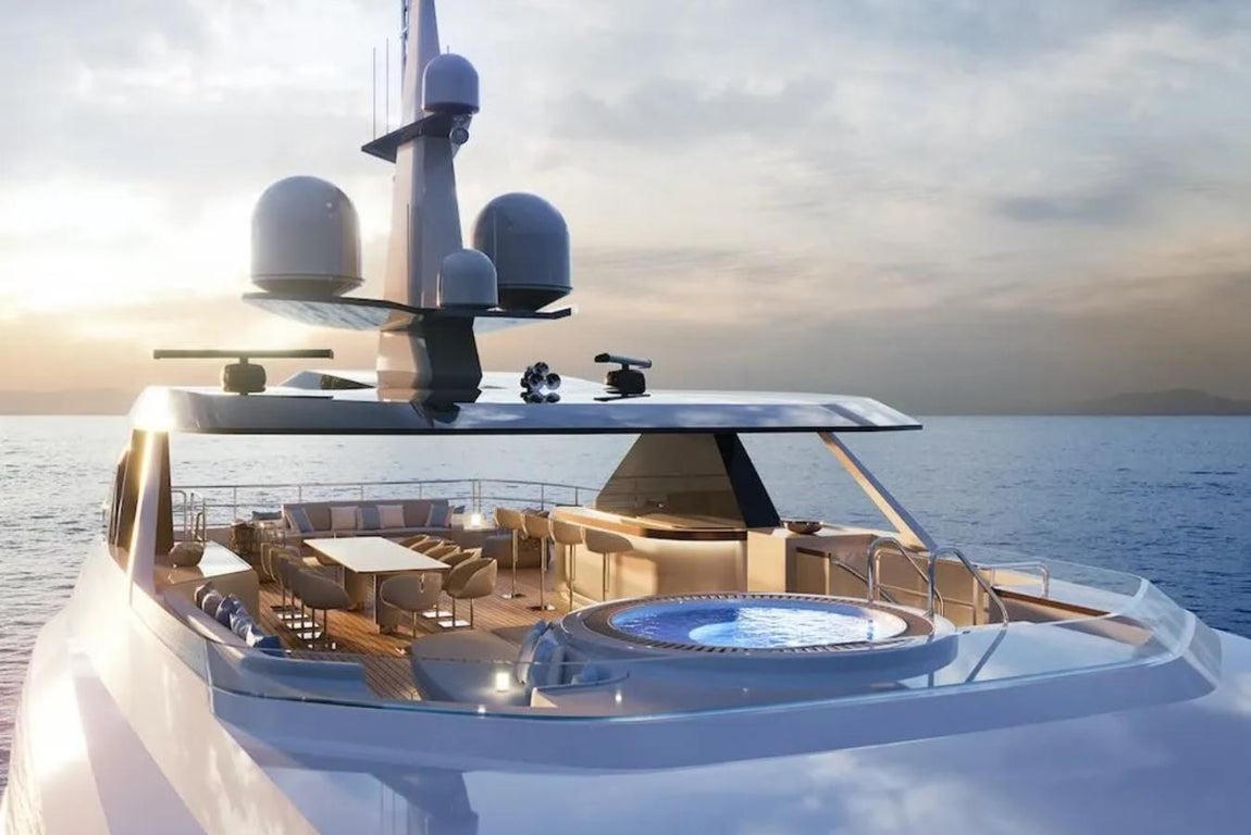 Cuatro espaciosas cubiertas. El espacio se distribuye en cuatro cubiertas donde no falta una jacuzzi así como varios cenadores y zona lounge.