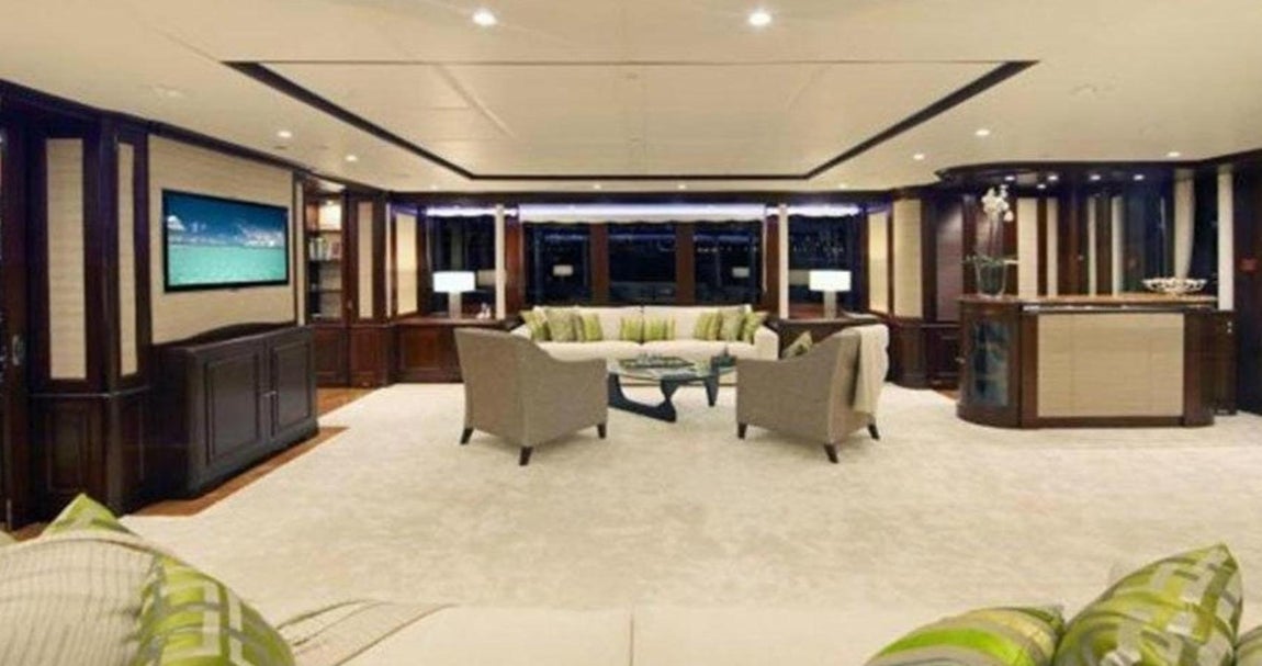 Tecnología punta. En cuanto a las especificaciones técnicas, los motores son de Rolls Royce y permiten que alcance una velocidad de 22 nudos. Además, su ligero calado permite que atraque en puertos pequeños y zonas de difícil acceso, ideal para los más aventureros.