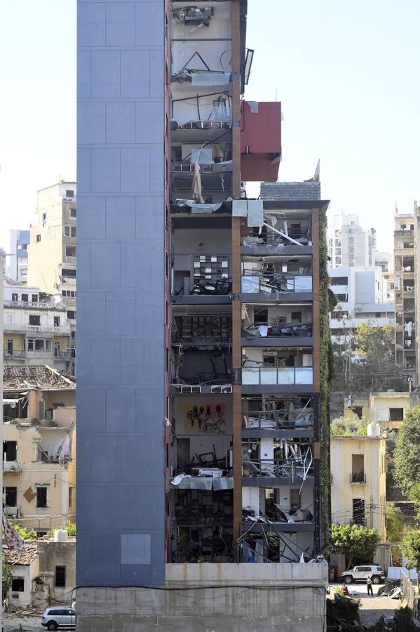 La deflagración provocó una enorme onda expansiva que afectó a miles de viviendas y edificios destruyendo vidrios y muros, lo que ha llevado a gran parte de la población de esa zona de la ciudad a buscar un techo en otros lugares. 