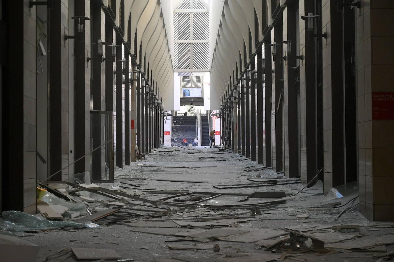 La zona comercial ha quedado destrozada tras las explosiones. 