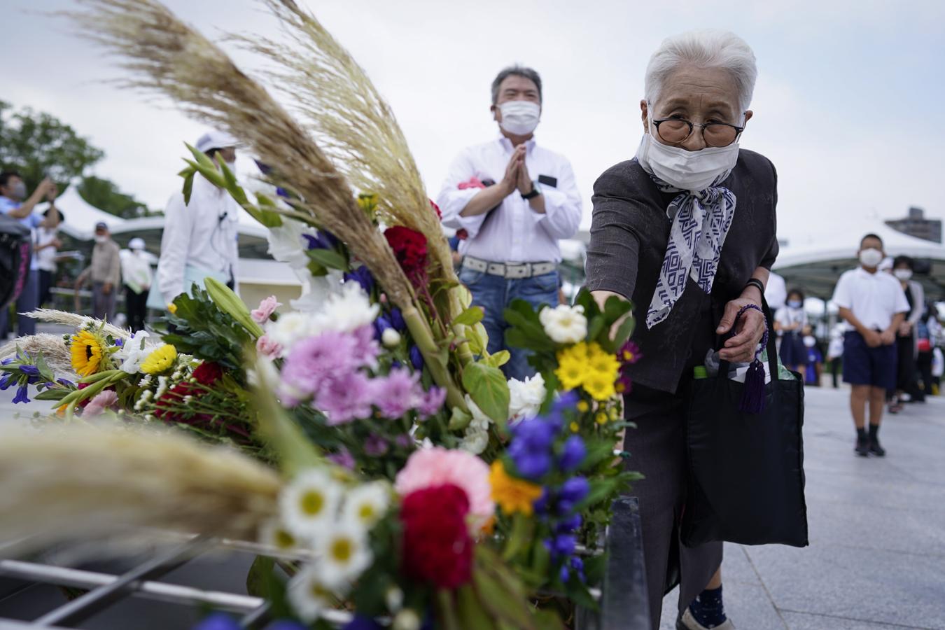 Una mujer deposita un ramo de flores en memoria de las víctimas del bombardeo de Hiroshima. 
