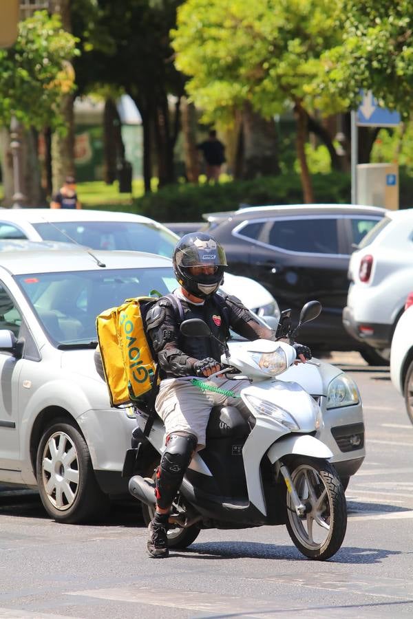 El duro trabajo de los «riders» bajo el sol veraniego de Córdoba, en imágenes