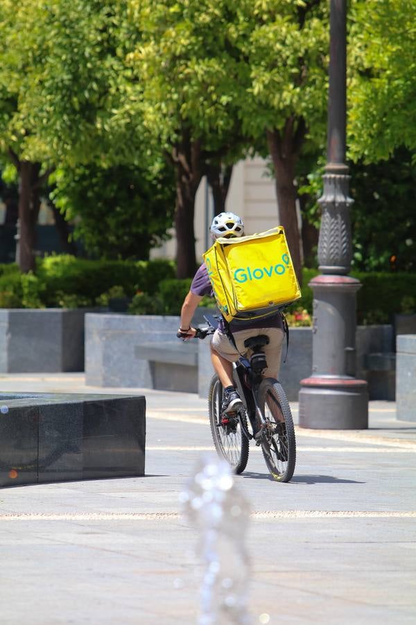 El duro trabajo de los «riders» bajo el sol veraniego de Córdoba, en imágenes