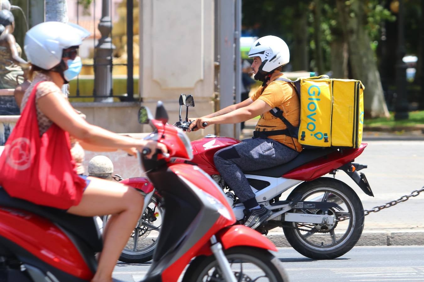 El duro trabajo de los «riders» bajo el sol veraniego de Córdoba, en imágenes