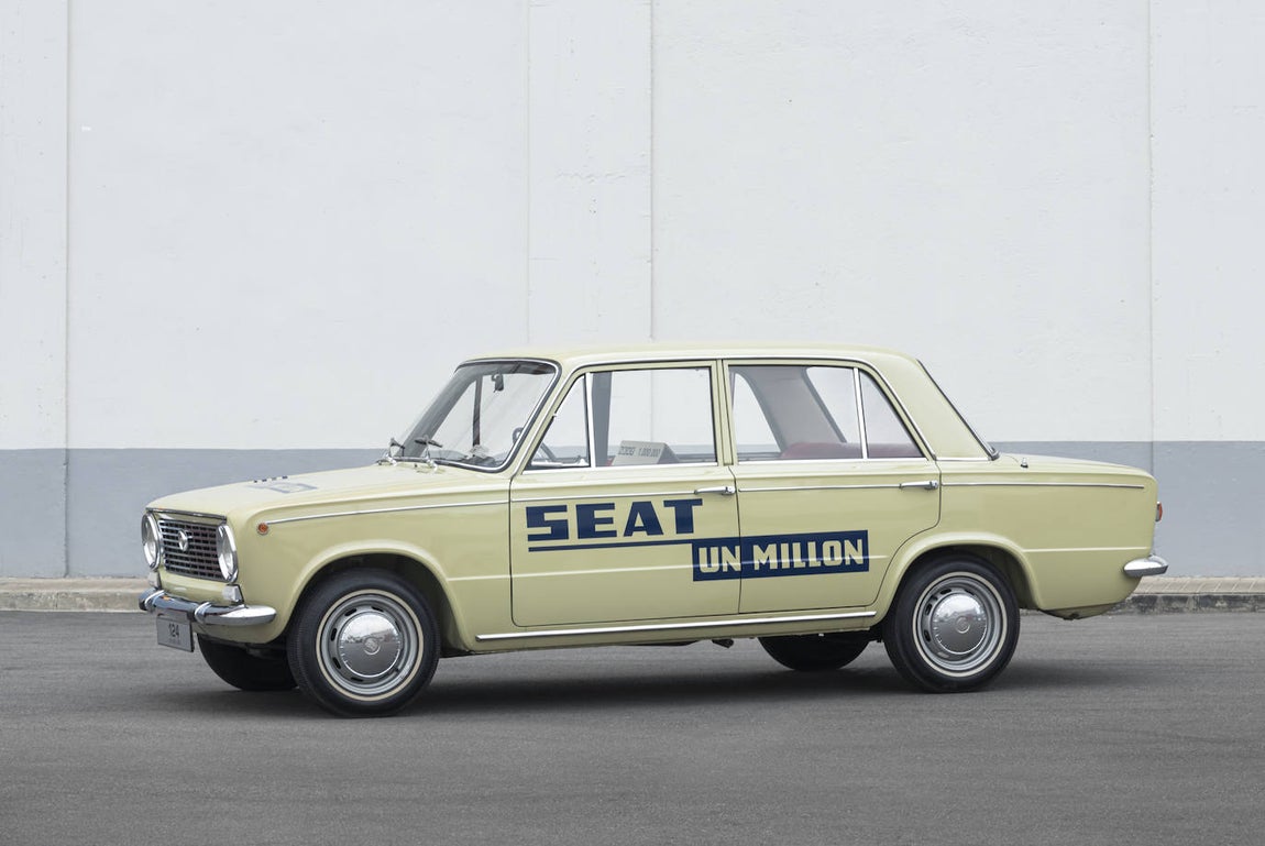 Después de 16 años fabricando coches, había salido de la cadena de montaje el SEAT “Un millón”, un SEAT 124, conducido por el entonces ministro de Industria. Se sorteó entre los trabajadores, pero el agraciado no tenía permiso de conducción y acababa de casarse. Prefirió devolver el coche a SEAT a cambio del precio equivalente