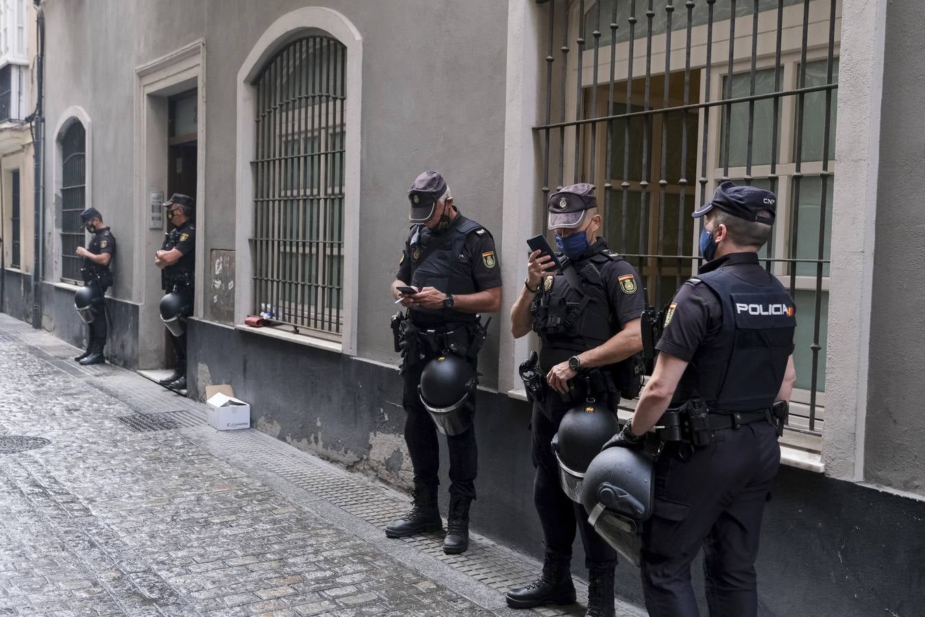 FOTOS: golpe policial contra la droga en la calle Feduchy de Cádiz