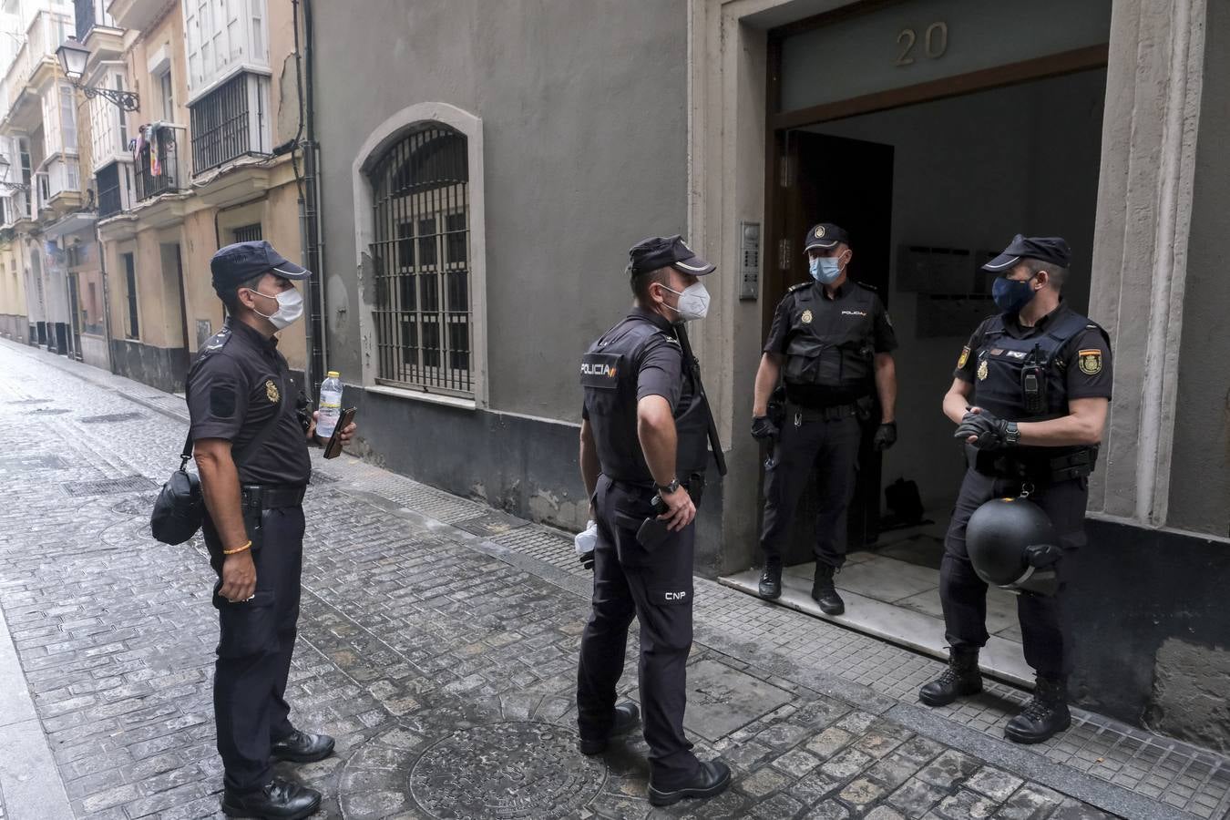 FOTOS: golpe policial contra la droga en la calle Feduchy de Cádiz