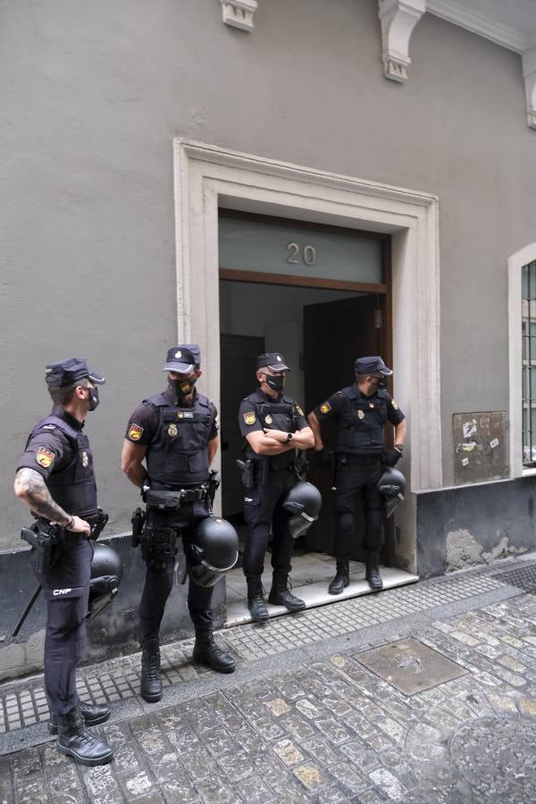 FOTOS: golpe policial contra la droga en la calle Feduchy de Cádiz