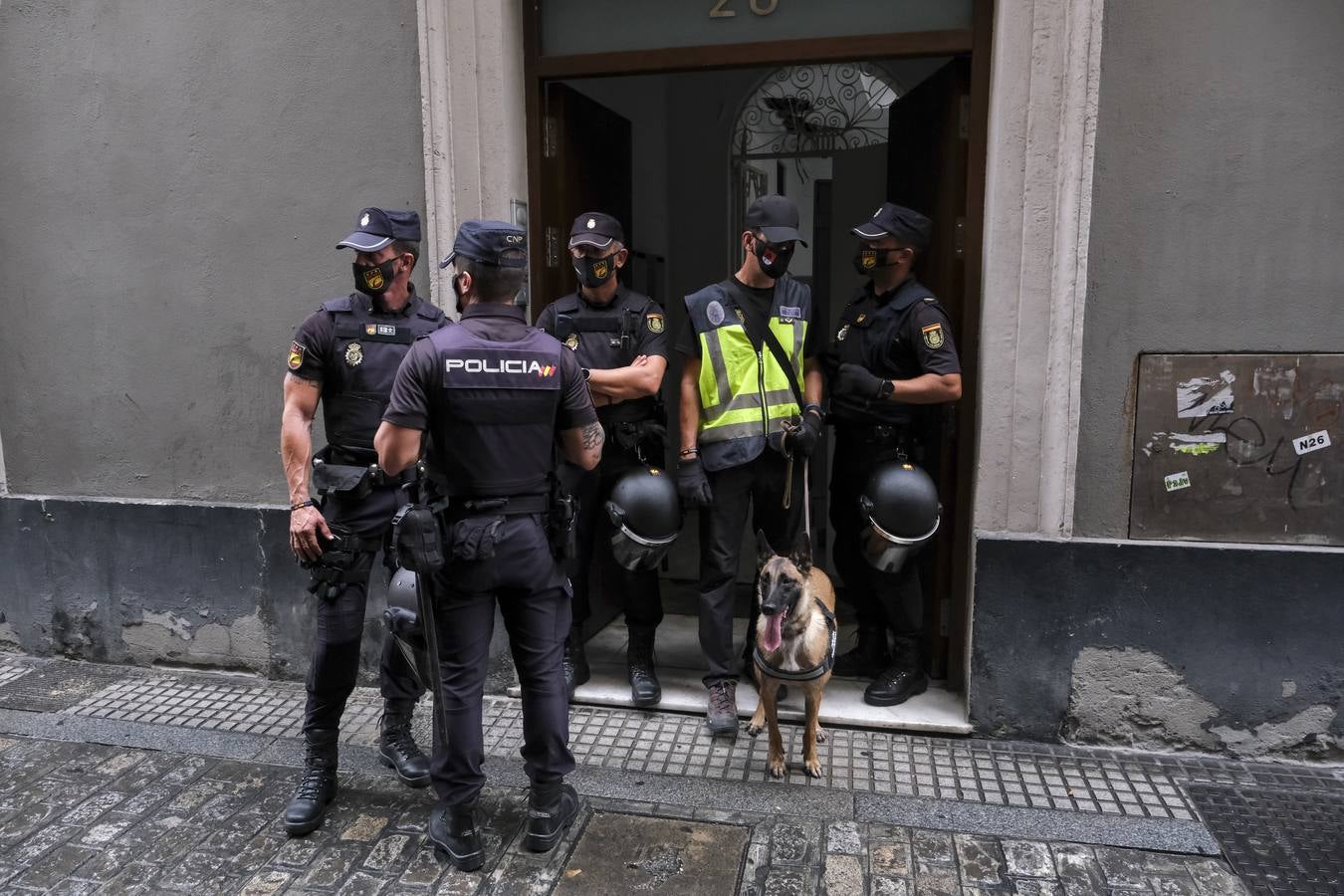 FOTOS: golpe policial contra la droga en la calle Feduchy de Cádiz