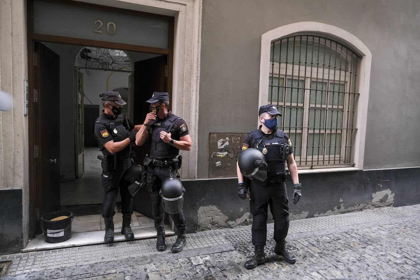 FOTOS: golpe policial contra la droga en la calle Feduchy de Cádiz