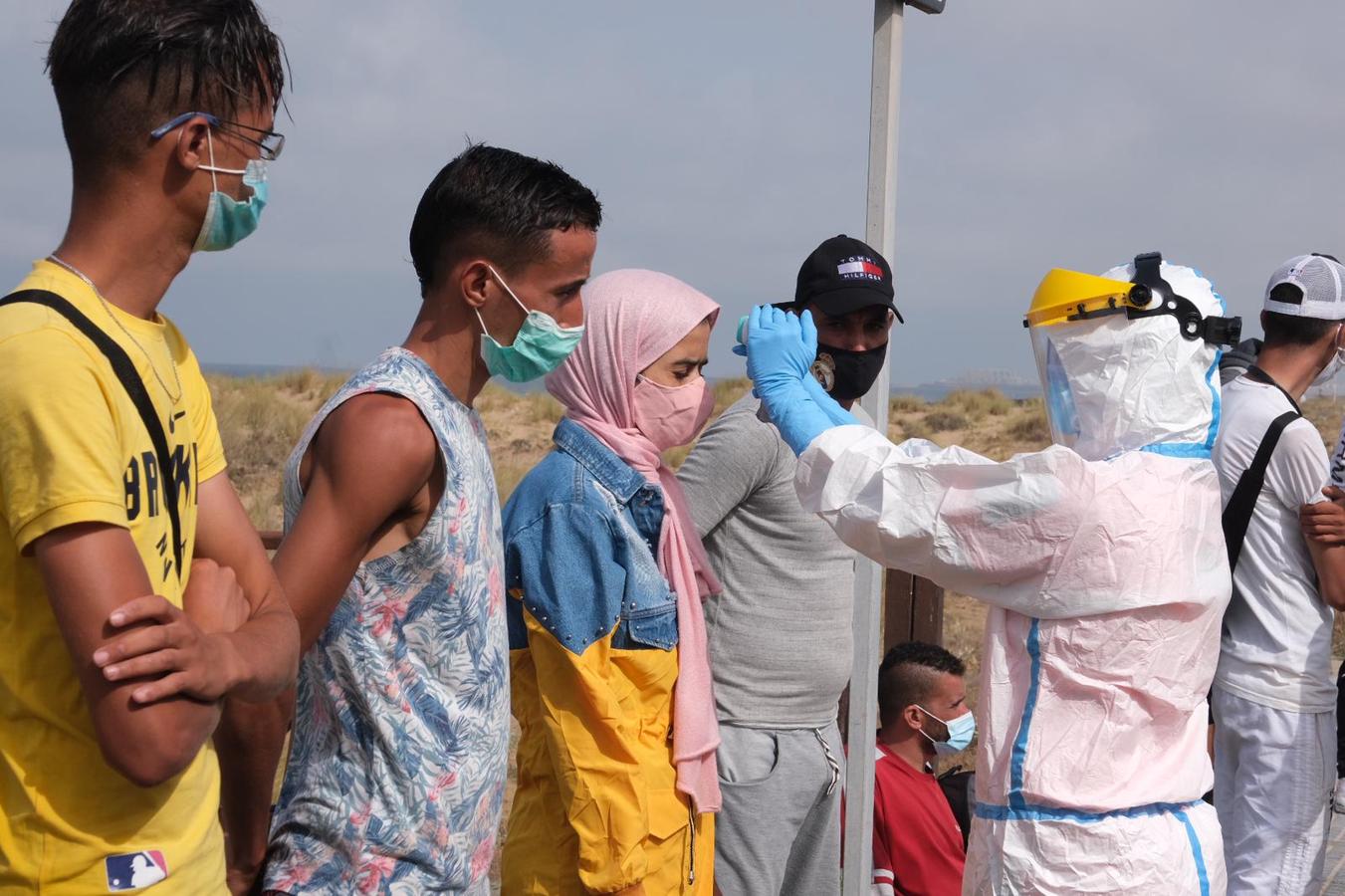 FOTOS: 50 personas llegan a la playa de Cortadura en una patera