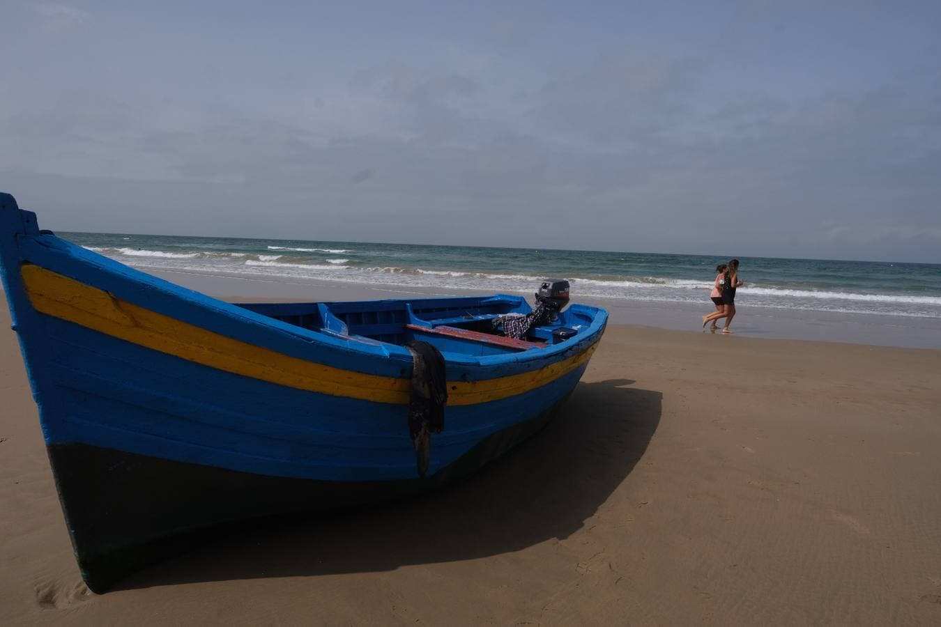 FOTOS: 50 personas llegan a la playa de Cortadura en una patera