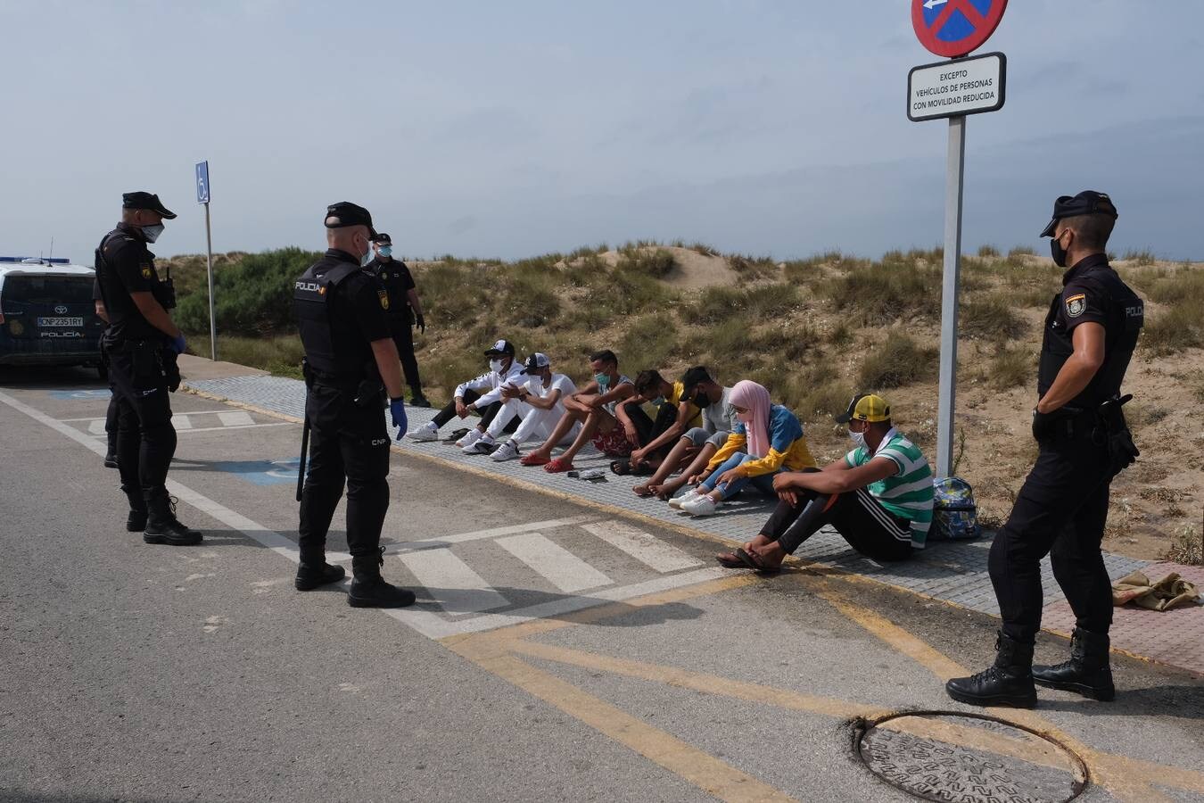 FOTOS: 50 personas llegan a la playa de Cortadura en una patera