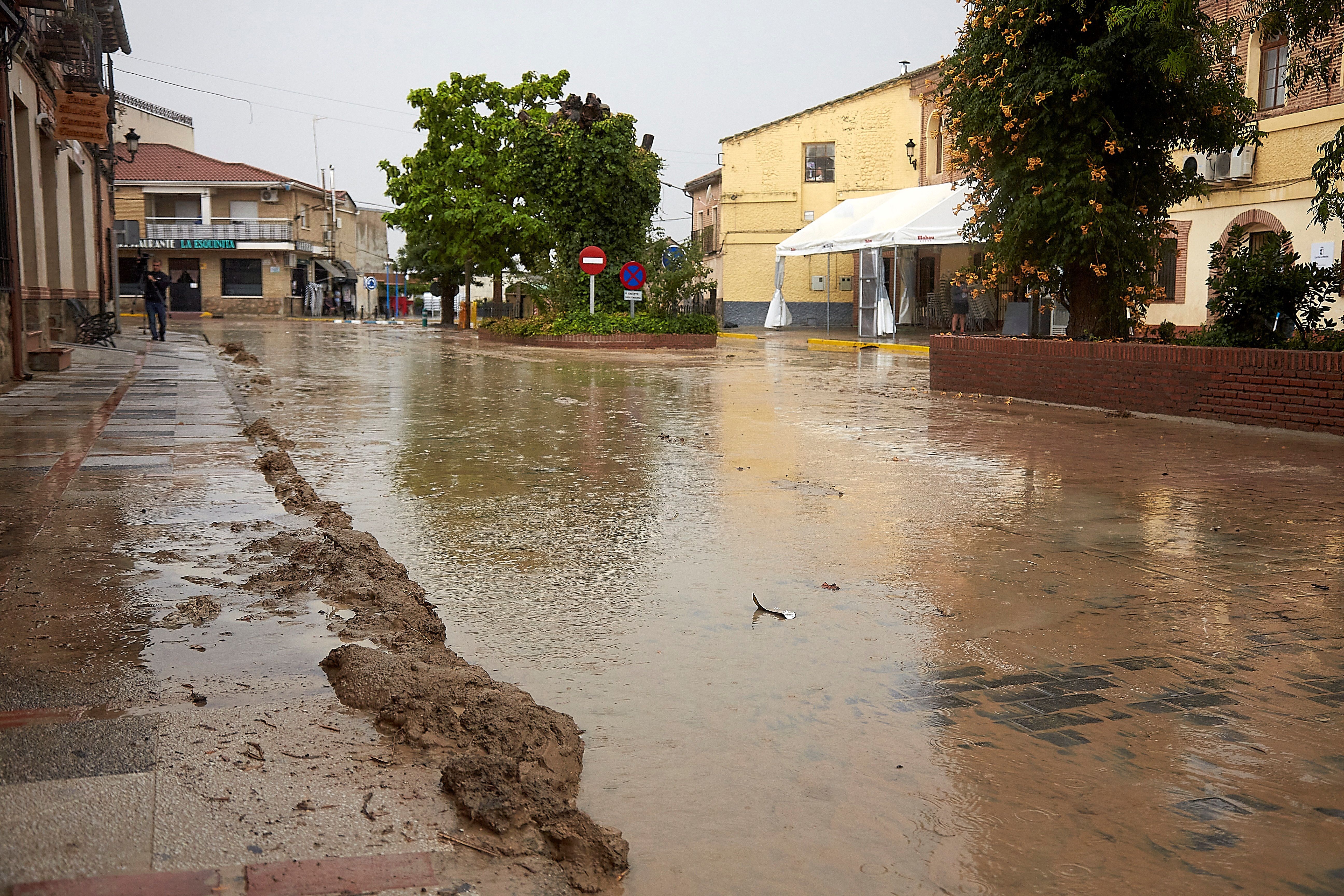 El lodo cubrió aceras y calzadas. 