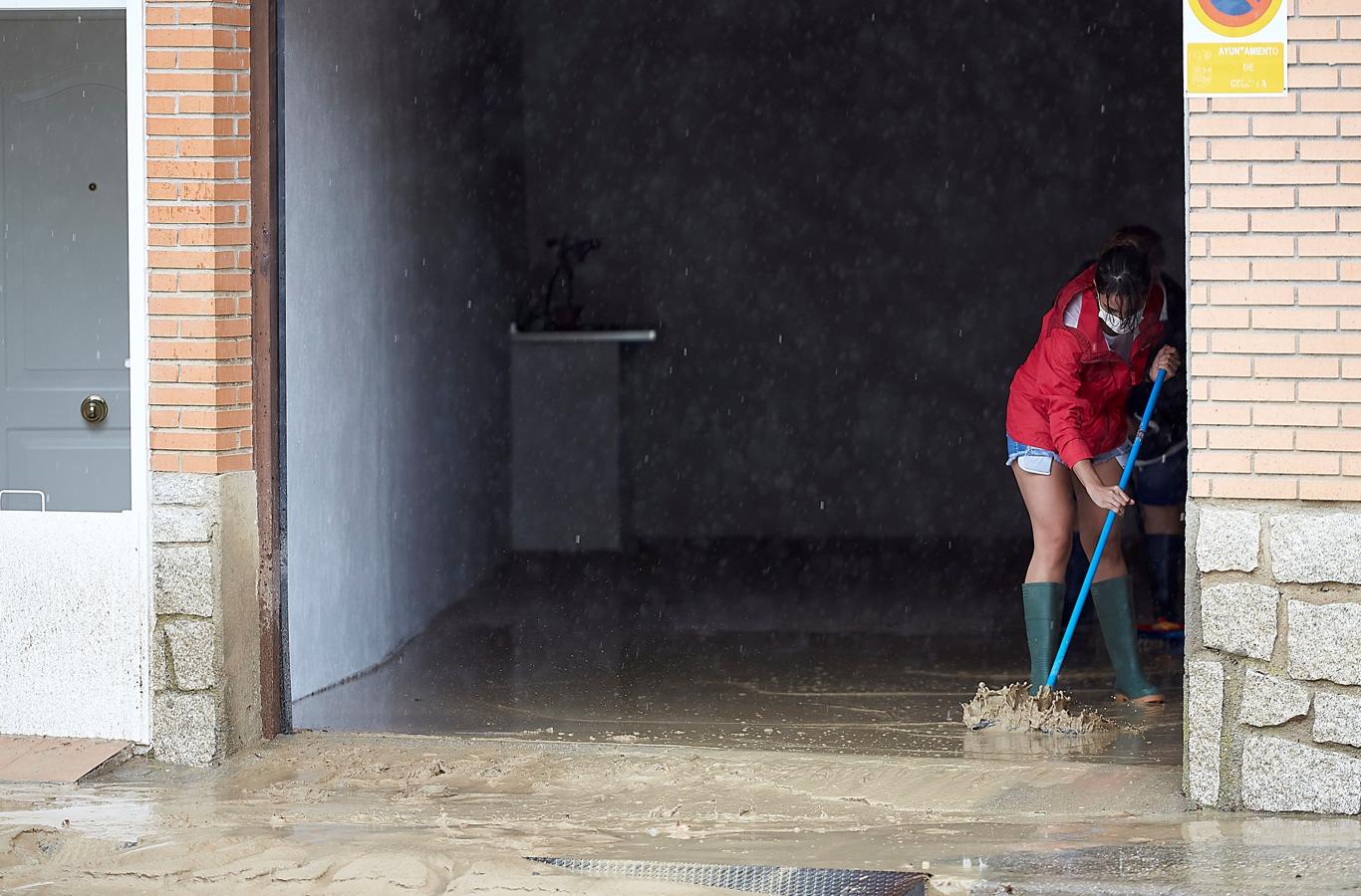 Tareas de limpieza tras la tromba de agua. 