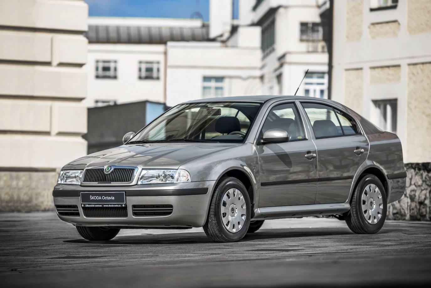 En abril de 1996, se presenta un modelo completamente nuevo: el ŠKODA OCTAVIA. Tres años después llega el ŠKODA FABIA y, en 2001, se presenta una nueva limusina de lujo en la gama media-alta: el ŠKODA SUPERB. Se abren plantas de producción en Rusia, China y en la India.