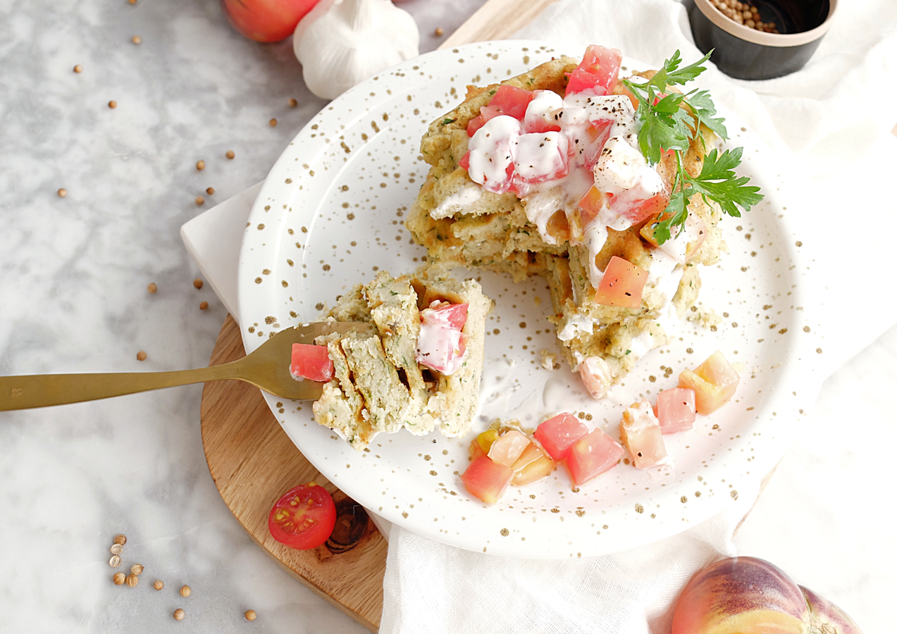 Gofres de garbanzo. ¿Quién dijo que los gofres son un postre? En esta receta de temporada diseñada por Catalina Prieto, colaboradora de ABC Bienestar, se combinan legumbres, hortalizas, lácteos y cítricos para preparar un plato nutritivo, reconstituyente y original. El <a href="https://www.abc.es/bienestar/alimentacion/recetas-saludables/abci-gofres-garbanzos-tomate-y-salsa-yogur-trio-ases-esta-receta-verano-202008050119_noticia.html">gofre </a>lleva garbanzos, tomate y salsa de yogur.